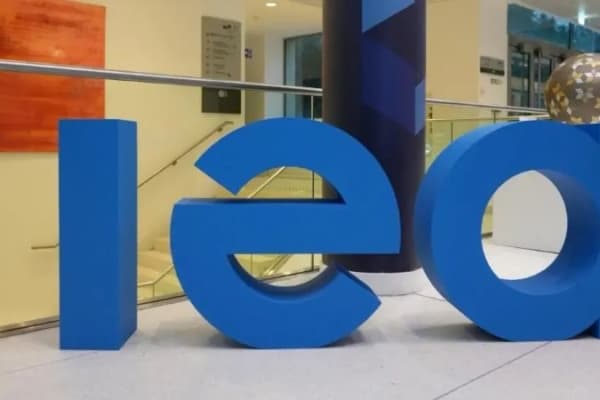 AIE quiere electrificar el mundo: el efecto dominó en el dólar y el USDT