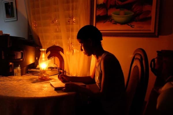 Apagones sin fecha: cómo los cortes eléctricos mueven el P2P en Venezuela