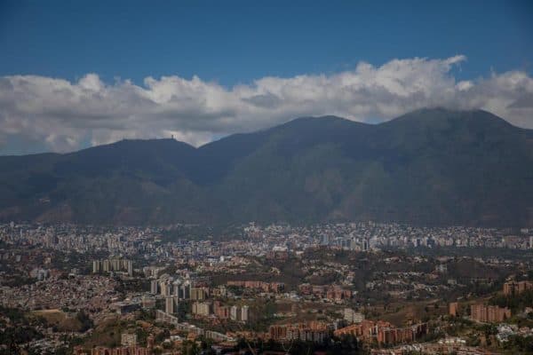 Caracas sin aeropuerto, pero el P2P despega: la economía digital no conoce de espacio