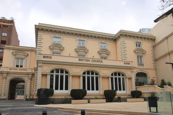 Escotet compra sede histórica en Madrid y la banca venezolana mira de reojo