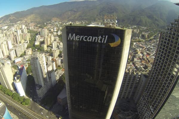 Mercantil duplica sus créditos en dólares y remueve el tablero bancario