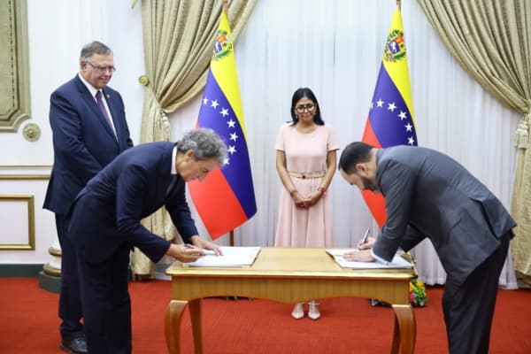 PDVSA y TotalEnergies firman memorando: la letra pequeña que mira el P2P