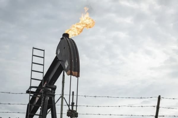 Petróleo cae 7% en la semana: qué significa para el USDT en Venezuela