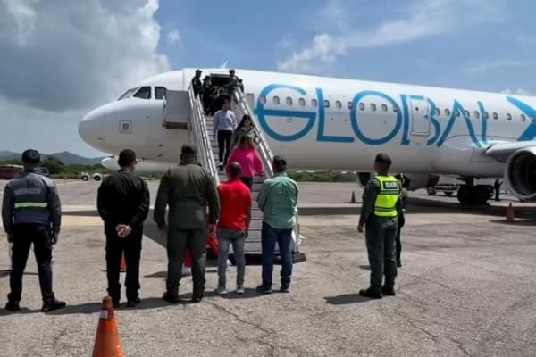 Vuelven 387 migrantes y el P2P se prepara para recibir sus dólares